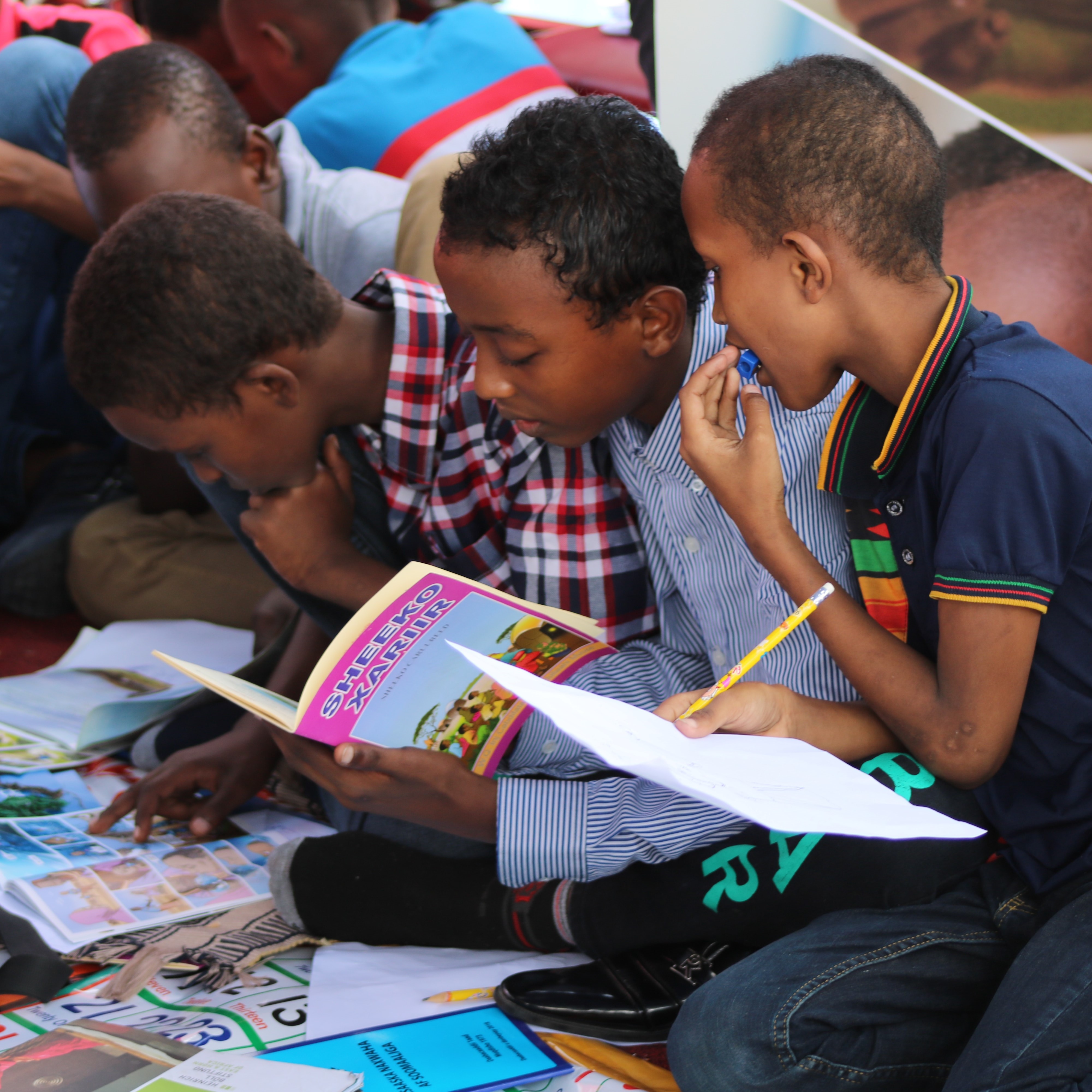 a group of children reading books